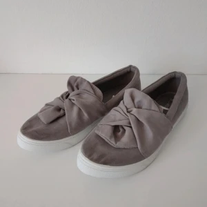 Sneakers  - Jätte snygga skor i nyskick, men var tyvärr för små för mig! 💗