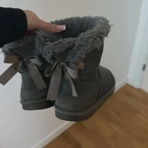 Uggs - Jättesöta gråa uggs med rosetter som inte kommer till användning i storlek 38.