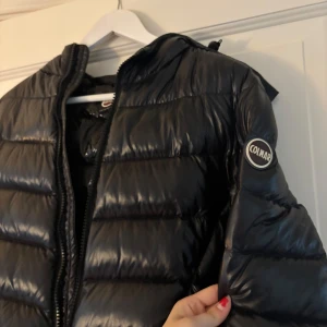 Colmar jacka  - Säljer denna colmar jacka, mycket mycket bra skick. Storlek 40 i italiensk storlek, vilket i eu är 34💗 Det är ganska kort modell! Mer frågor så är de bara att skicka! Köparen står för frakt! PRIS KAN DISKUTERAS VID SNABB AFFÄR