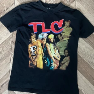 T-shirt med tryck - Snygg T-shirt med TLC tryck köpt på zalando. Bra kvalite och snygg passform.