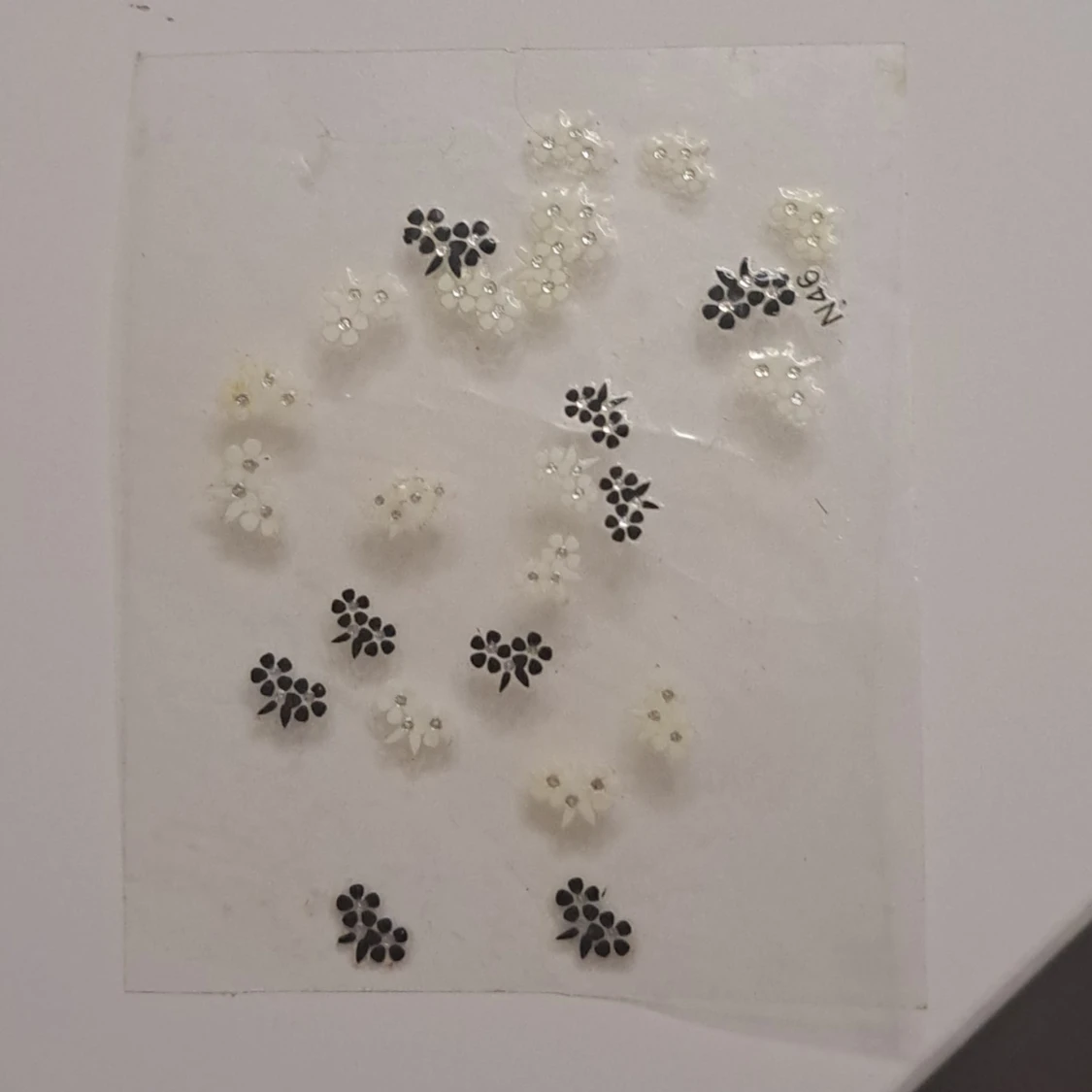 Blommiga örhängen i svart och vitt - 90