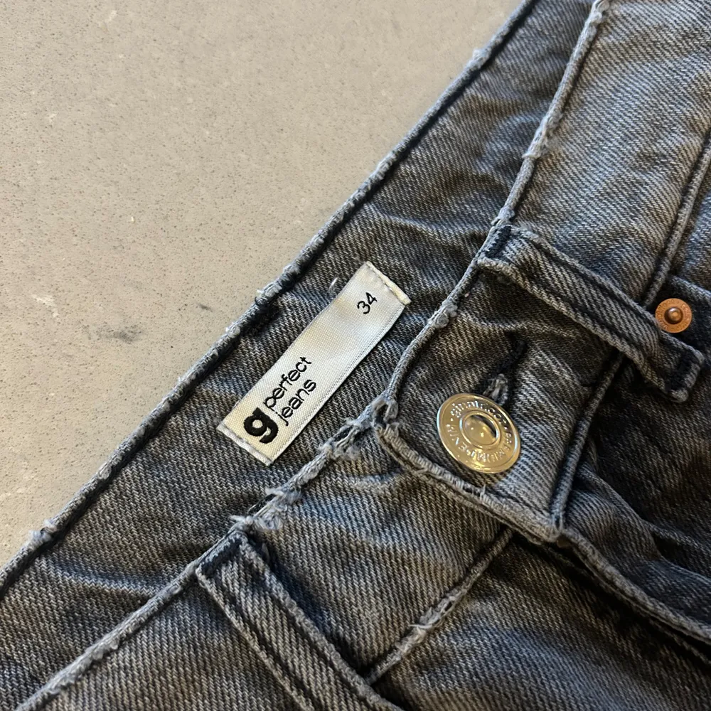 Jättesnygga gråa jeans från Gina Tricot som tyvärr börjar bli lite små. Använt ett fåtal gånger, väldigt fint skick. Köpt för 599kr💕. Jeans & Byxor.