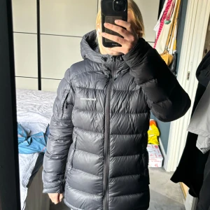 Peak performance jacka  - Säljare min fina jacka jag använde förra vintern som nu är lite stor. Storlek M. Köpt på Sellpy och använd ungefär en halv vinter av mig men i fint skick. Hör av er vid frågor 💕 pris är diskuterbart