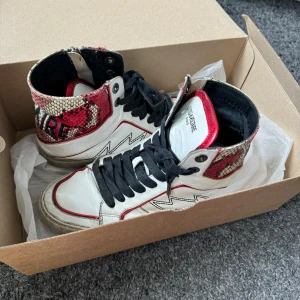 Zadig & Voltaire sneakers  - Så coola Zadig skor, storlek 37, köpta för 4265kr  Bra skick  Tvättas innna dem säljs
