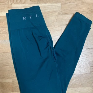 Träningstights från Relode  - Mörkgröna träningstights med scrunch från Relode i str. xs, passar även mig som har str. s så skulle säga att de är mer s än xs. De är i bra skick och sitter väldigt fint på. 