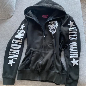 Hoodie - Cool hoodie med massa tryck, står L men sitter mer som en M eller stor S