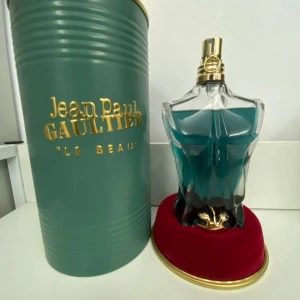 Jean Paul Gaultier Le Beau EDT 75ML - Sommaren är över men Le beau kan man rocka på vintern ändå skulle ja säga med hjälp av vaniljen. Vi lyckades få fram den klassiska Kokos Le Beau! Frakt 2-3dgr Gratis retur såklart! Men hoppas på att ni gillar doften innan ni köper! 2st kvar