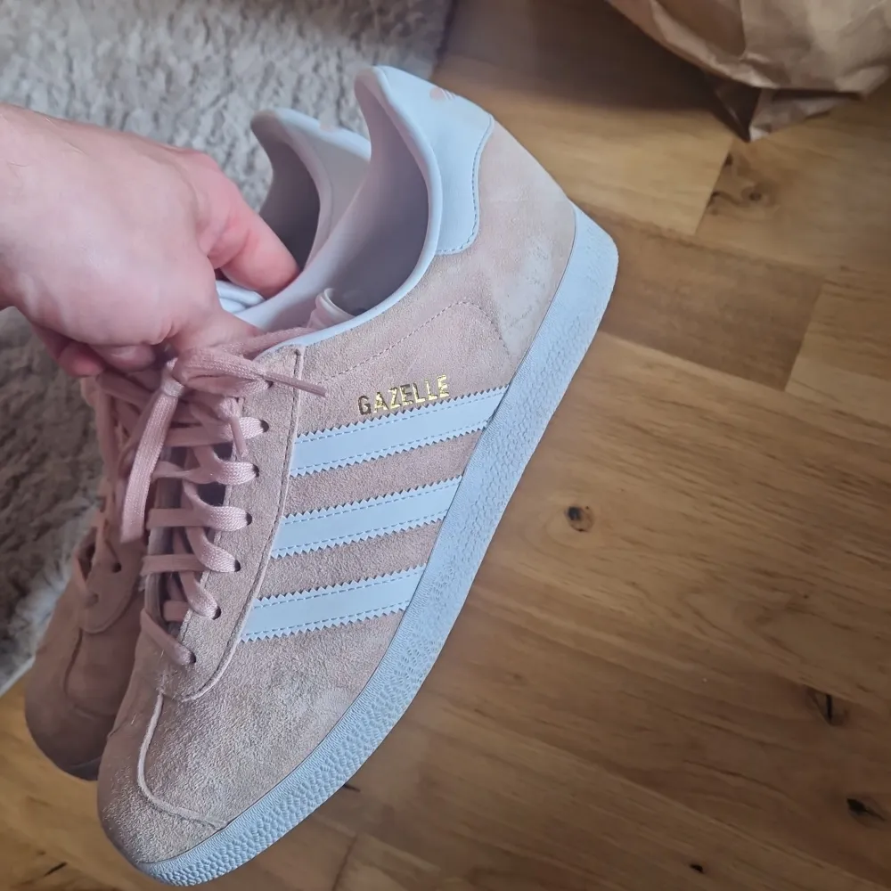 Adidas Gazelle strl 39 1/3. Använda 4 ggr. Nypris 995 kr. Skor.