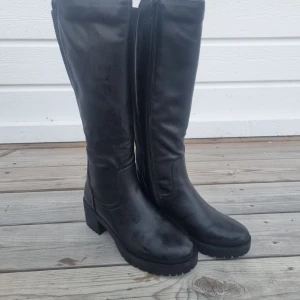 Fodrade stövlar med klack - Använda 1 gång. Skaftet går till ca 10 cm under knät. Storlek 37