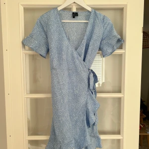 Klänning  - Klänning från vero moda,  använd en gång på skolavslutning, storlek XS, hör av er vid frågor eller intresse!🩷 90kr
