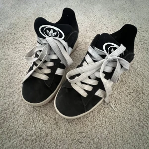 Svarta Campus 00s 🩷 - Säljer mina svarta campus i storlek 38 1/3 som jag använde i våras. Säljer pga vill ha en annan färg. Skorna kan såklart fräschas till och skosnören kan tvättas innan jag skickar iväg det om man skulle vilja det. Hör av dig vid intresse 💕