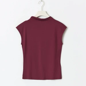 Mörkgrå topp  - Mörkgrå topp från Gina tricot. Superfin men säljes då den är något för liten för mig. Skriv för fler frågor eller bilder. Andvänd fåtal gånger. Den finns inte kvar i mörkgrå på Gina tricot. 