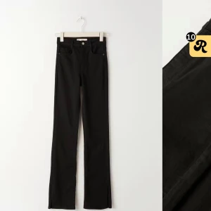 Svarta Molly slit jeans - Säljer ett par snygga svarta Molly slit jeans. De är högmidjade och har en tight passform. Jeansen har en slits längst ner vid benen. Köpta för 399kr och har bara använts fåtal gånger. Säljer då de inte kommer till användning längre. Passar även en S