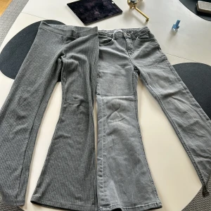 2 par byxor h&m och mango - Båda byxorna är i fint skick. Yoga pantsen är från h&m och boot cut jeansen är från mango. Säljer båda eftersom de är för små. De kostar 150 tillsammans 