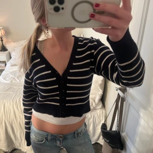 Randig kofta  - Randig kofta med marinblå och vita ränder. Köpt på zara, lite mer croopad i modellen. Super söt!! Storlek S, sitter tajt men är stretchig!! 