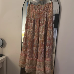 Långkjol från Marta de Chateau - Säljer denna sjukt fina långkjolen! Endast använd ca 1-2 gånger och fint skick. Lappen sitter lite löst! Vid frågor så är det bara att höra av sig!☺️