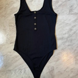 Svart ribbad body  - Använd endast en gång! 