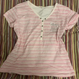 Snygg topp  - Tjusig topp jag köpte nu i somras för drygt 120kr. Har bara använts vid ett tillfälle då jag var lite onöjd med dess längd. Tror kanske det ska vara en pyjamas överdel men funkar 100% att ha i skolan och överallt annars! ❤️