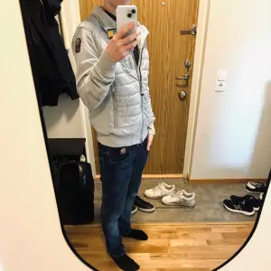 En ganska ny parajumper cardigan köpt på nk för 4200kr har kvitto,taggar och påse kvar, skick 10/10. Inga hål,fläckar eller märken av användning. Priset är inte spikat i sten