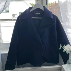 Kappa  - Säljer min marinblåa kappa från design by si. Använd 1 säsong men har inga defekter. Nu pris är väl runt 750-800kr tror jag. 