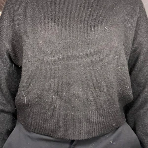 Svart stickad tröja från H&M Divided - Säljer en svart stickad tröja från H&M Divided. Den är i storlek XS och har en klassisk design med långa ärmar och ribbade kanter. Perfekt för höst och vinter för en stilren look.