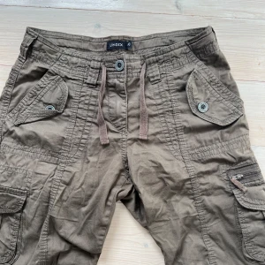 Byxor - Lowwaist as snygga gröna cargo byxor⭐️skriv om mått! Jag är 165cm🍒