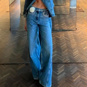 långa jeans - säljer dessa fantastiska långa jeans (innerbenslängden 87cm) Släpar i marken när jag har klackar! 