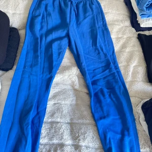 Blå mjukisbyxor - Blåa mjukisbyxor ifrån hm. Väldigt sköna men lite för korta på mig som är 172 då det är storlek xs