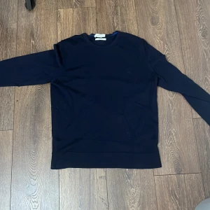 Calvin klein stickad tröja! - En Calvin klein stickad tröja som är knappt andvänd och i riktigt fint skick! och perfekt för höstkvällarna!🤗🔥 Hör av er för minsta fundering och skicka gärna prisförslag nypris :1100 