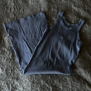 Blå ribbad klänning - Säljer en snygg blå ribbad klänning. Den är ärmlös och har en enkel, stilren design som passar perfekt för både vardag och fest. Materialet är mjukt och stretchigt, vilket gör den superbekväm att ha på sig. Använd en gång, därav i nyskick🪻Passar xs/s