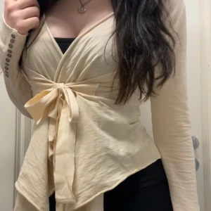 Kofta  - Jätte söt kofta med knytning, 100%bomull och du kan justera knytningen. Märke är house of lola. Armlängd:63cm Fraktar samma dag eller dagen efter🤍