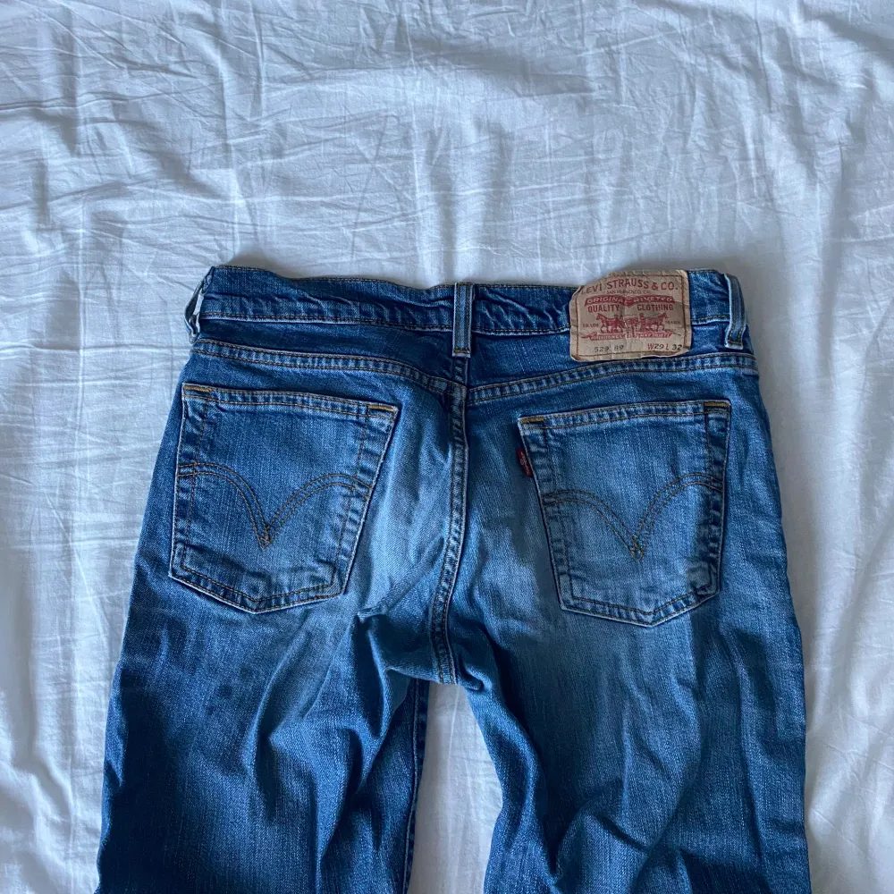 Lågmidjade jeans från Levis, använd nån gång, men i bra skick.  Midja- 37 Innerbenslängd- 77 cm. Jeans & Byxor.