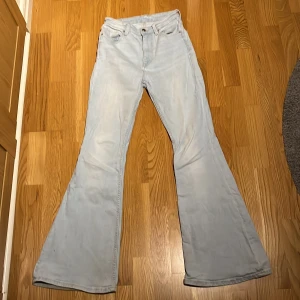 Ljusblåa bortvittring jeans - Säljer mina högmidjade bootcut jeans från bershka som inte kommer till andvändning längre. De är ett par högmidjade byxor som sitter väldigt fint och de är väldigt breda nertill även ganska stretchiga. Använda ett fåtal gånger och det är st 34 