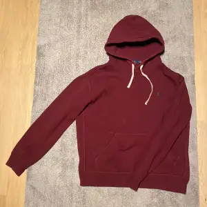 Säljer nu min fina hoodie i märket Ralph lauren i färgen vinröd. Hoodien passar M/s. Köpt på Farfetch för 2000kr och säljer den nu för 999.  Kontakta gärna vid vidare funderingar.