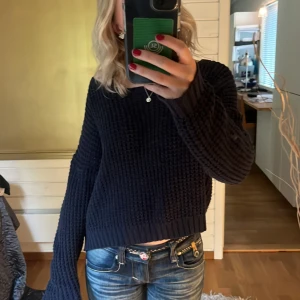 Stickad tröja - Säljer denna stickade svarta tröja från flash woman i storlek S. Perfekt nu till hösten