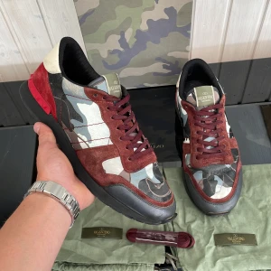 Valentino rockrunner - Säljer dessa sjukt feta och unika valentino rockrunners som är i storlek 43-44 men passar större. Skick 7,5-8/10. Defekt: färg släppt på lädret lite. Annars är inget sönder eller andra defekter. Hör av dig vid minsta lilla fundering!💯