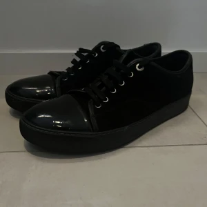 Lanvins Black  - Säljer nu dessa lanvin för ett bra pris nu för tiden eftersom jag knappt har använt dem. Storleken är 42 men passar 43. Påse och Låda ingår, inga större skador på dem. DM:a om ni har frågor.