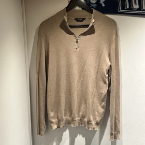 Beige half zip - Säljer nu denna half zip. Hör av dig vid minsta fundering 