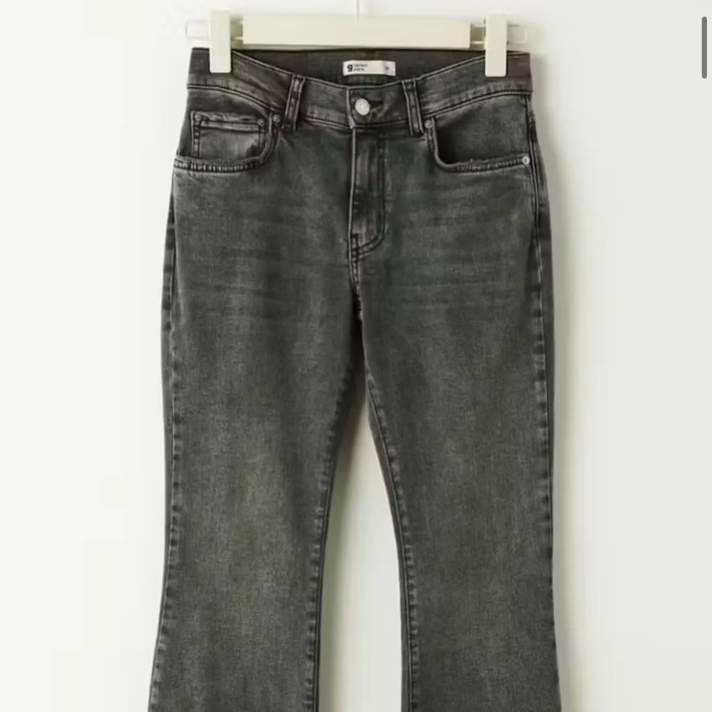 Low waist jeans från gina är lite slitna längst ner men annars som nya . Jeans & Byxor.