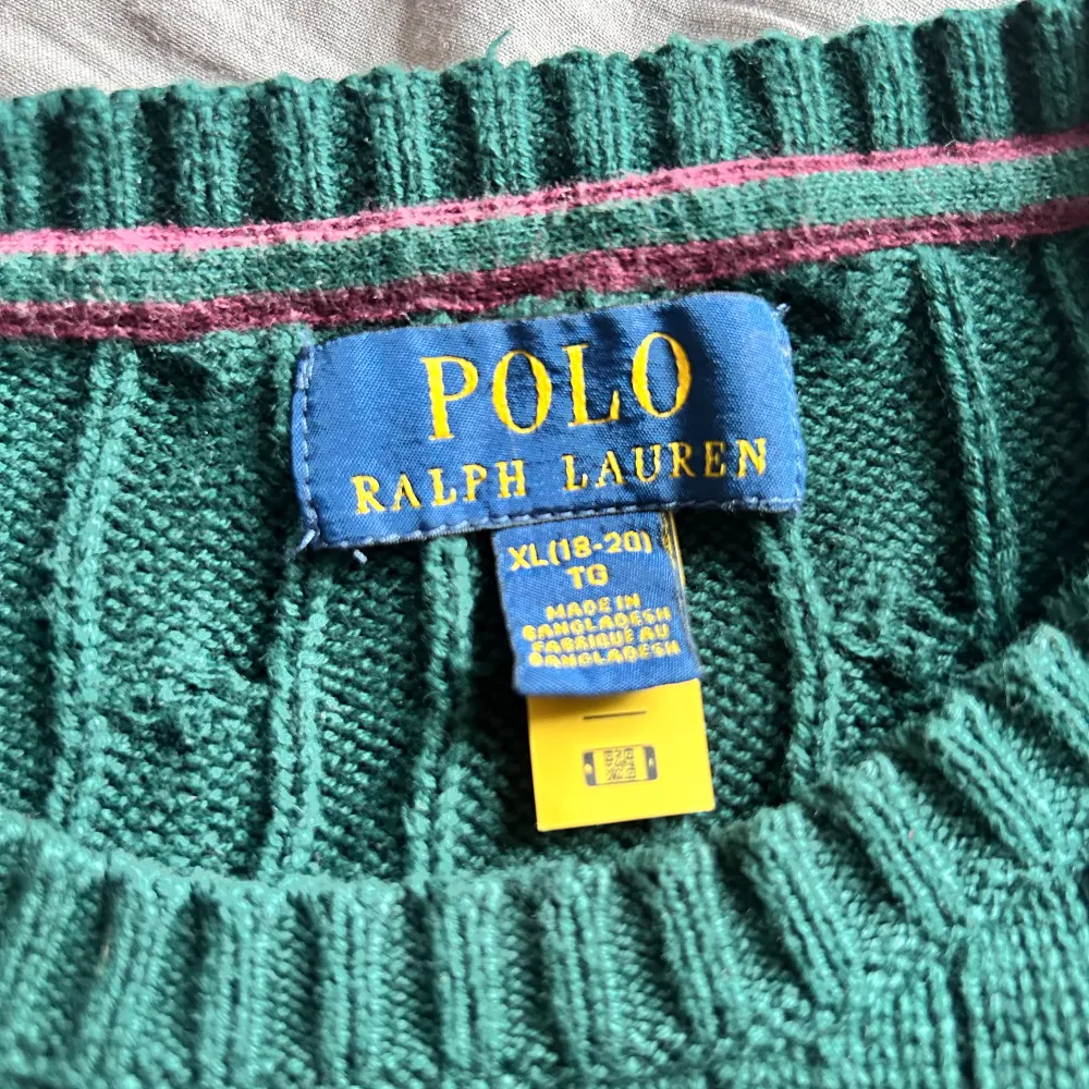 Fet cable knit sweater från polo Ralph lauren. Storlek XL i barn storlek. Skick 9,7/10. Använd 3 gånger. Skulle rekommenderas om du har strl M. Pris går att diskutera. ✅🔥. Ny pris 1500kr. Tröjor & Koftor.