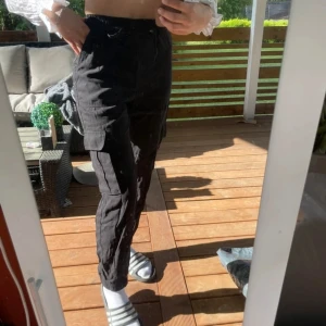 Cargo byxor  - Söker dessa cargo byxor i mjukt material från Zara. Använd en gång. 