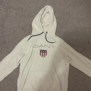 Gant vit hoodie - Jag säljer min Gant vita hoodie som jag inte använder. Den passar både för dam och herr.