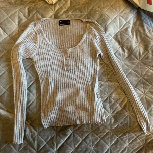 Grå tröja - Säljer denna grå fina tröjan från Asos i stl  36. Den är i ett väldigt skönt material med knappar framtill💕💕