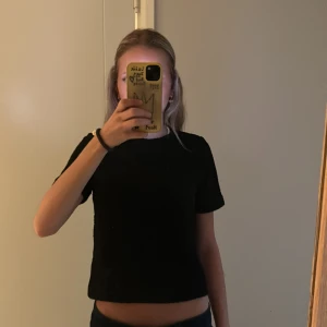 Tröja från hm - Fin tröja med tre guldiga knappar på ena axeln. Köptes i somras men använt den ca 3🤍