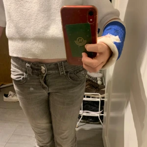 Gråa jeans💓 - Gråa jeans från Gina som tyvärr är för små,storlek 152,de har en liten vit fläck på benet men inget som märks så mycket❣️