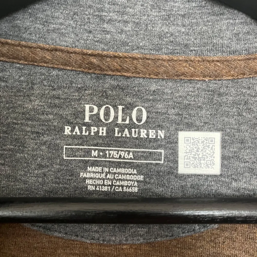 Nypris 2.395,00 kr Double-Knit Mesh Quarter-Zip Pullover Save to Wishlist Polo Ralph Lauren Säljer denna tröja då jag bara använt den fåtal gånger. Tröjan är som helt ny, inga fläckar eller något!. Hoodies.