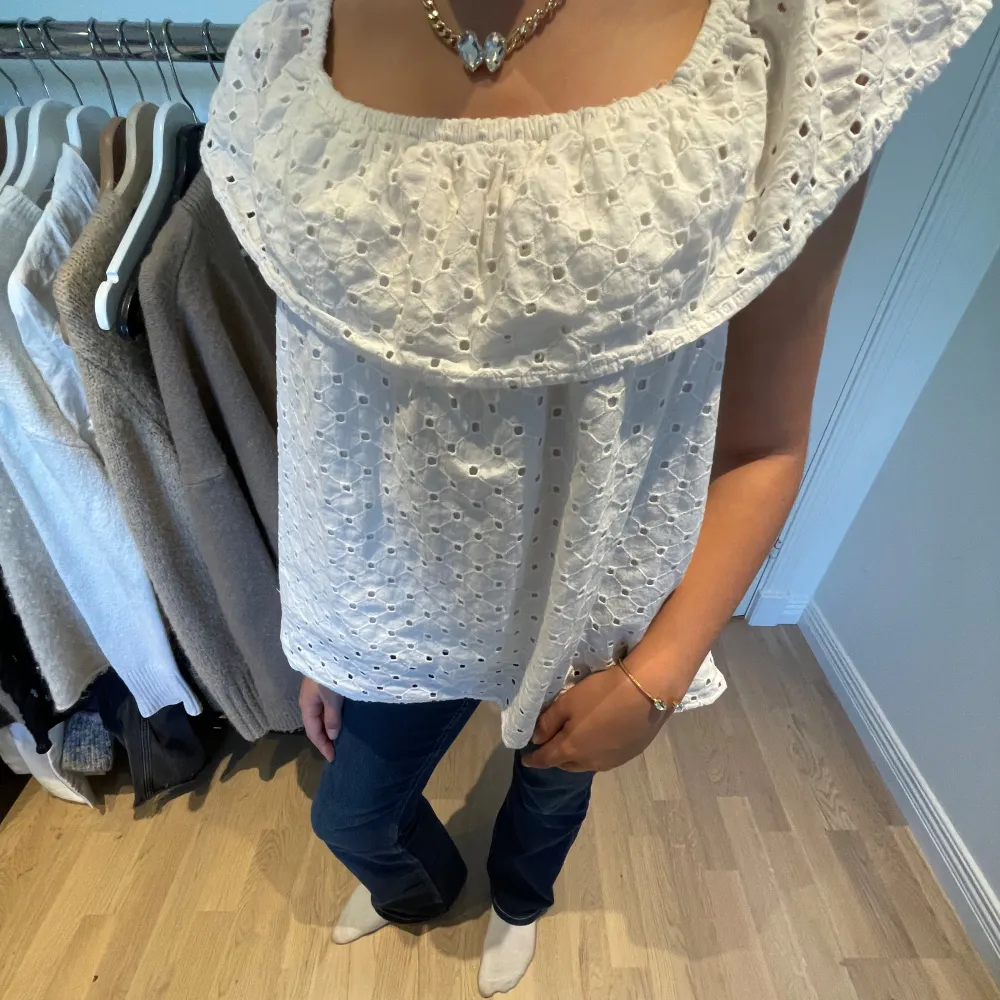 Off-shoulder topp från Lindex, storlek 158/164. Puserot.