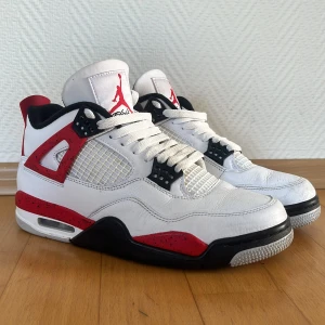 Jordan 4 Red cement - Nästan helt nya använda 3-5 gånger  Köpte från merchsweden för 4999kr