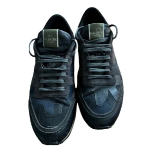 Valentino Rockrunners - Säljer mina skor från Valenitno i dunder skick, skorna är i stl 42 men passar även 43 🤗 skriv för mer funderingar och bilder 🤑