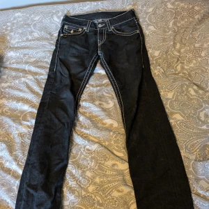 TRUE RELIGION - SLIM (FLAPS) - Inga deffekter och köpta på plick  inga refunds och står inte för postens slarv.  Säljs pågrund den är en storlek för liten :(